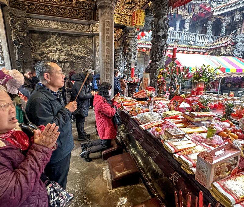 三峽祖師廟信徒祭拜 照片提供者：謝基煌、江逸傑、林岑怡、邱文仕 / 拍攝日期：2025/05/01