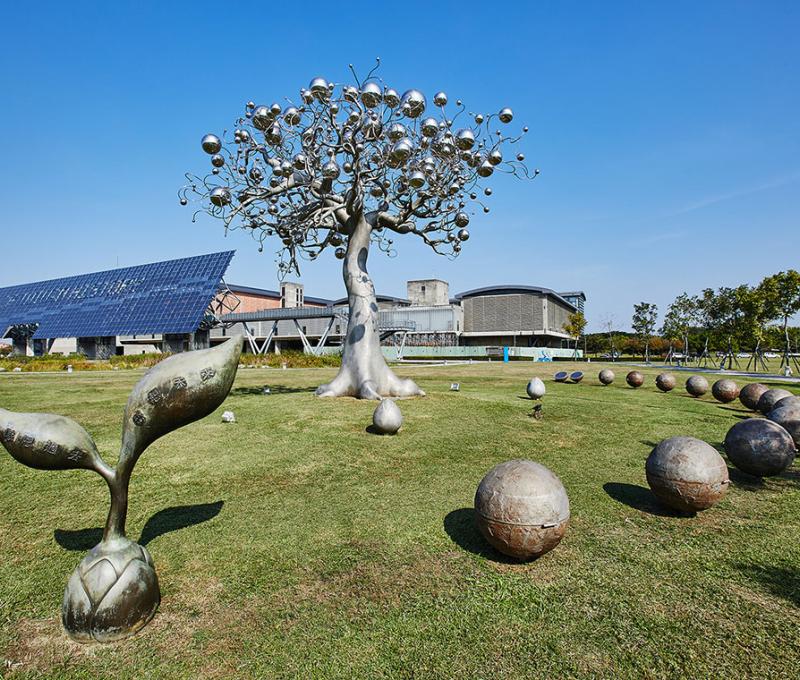 園區內的公共藝術——感恩樹 照片提供者：國立臺灣歷史博物館