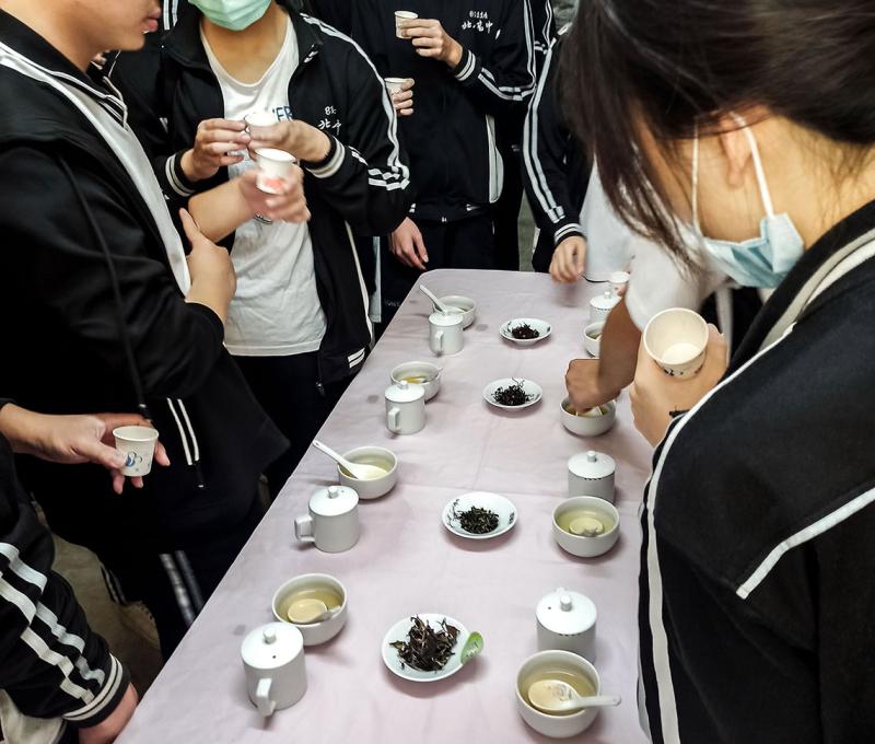 並帶領學生進行品茶識茶的活動 照片提供者：朱肇維