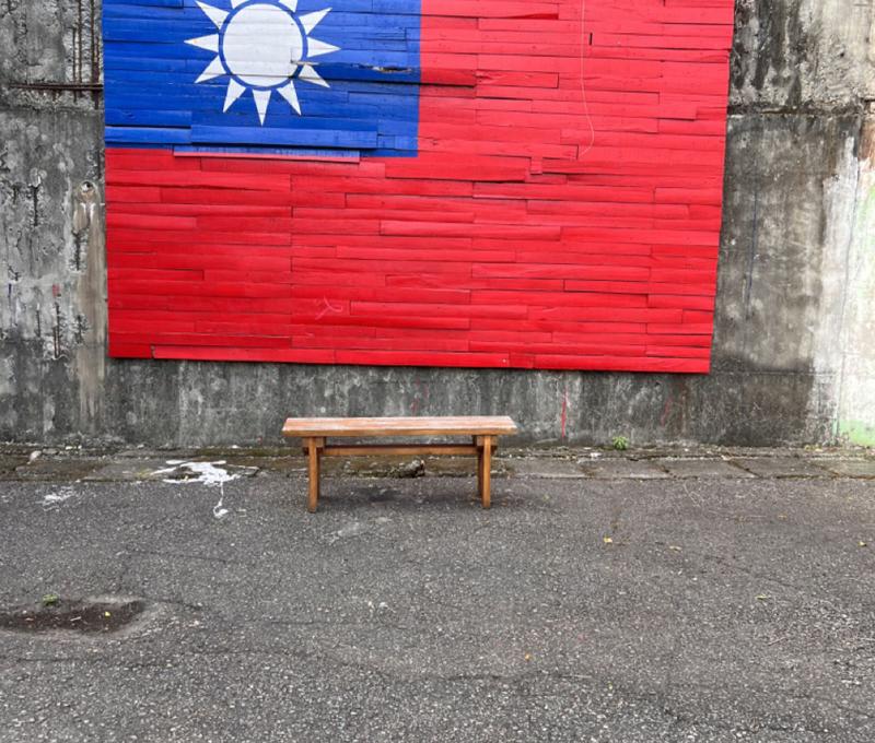 以木片批貼而成的巨型國旗。照片提供者：姜佳安 / 拍攝日期：2023/04/09