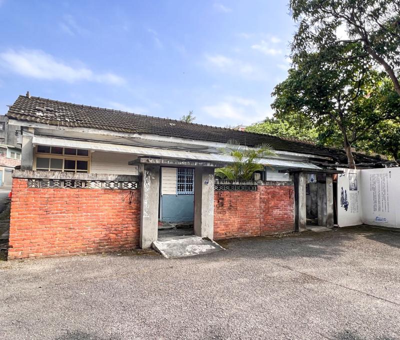 舊有住家，如今提供遊人參觀，旁邊設有解說看板。照片提供者：姜佳安 / 拍攝日期：2023/04/09