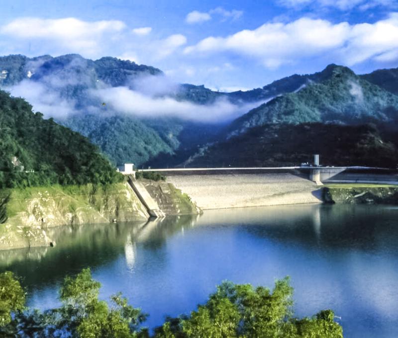 被山圍繞的曾文大壩 照片提供者：千里步道協會