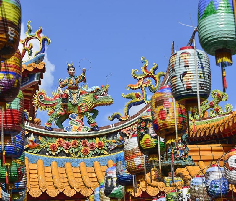 朝皇宮精美的屋頂裝飾與高掛的燈籠 照片提供者：千里步道協會