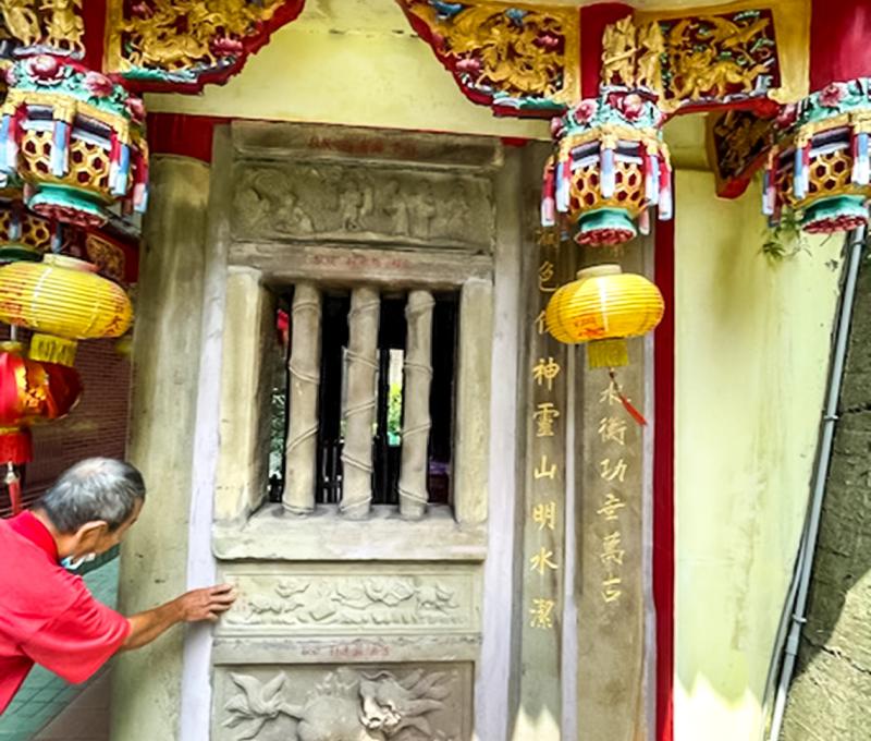 顧問游春雄先生介紹保存之石雕等文物。照片拍攝者：陳粉 / 拍攝日期：2022/09/09