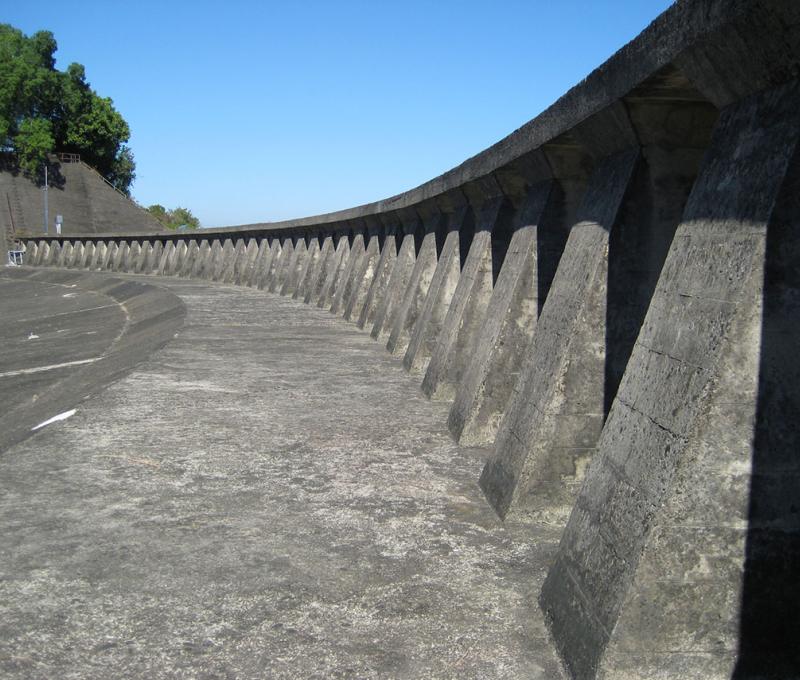 雅致的溢洪道流線造型 照片提供者：烏山頭水庫風景區