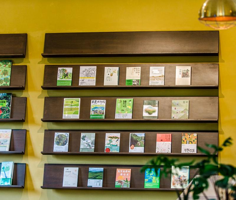 米米書店選書以農業相關的書籍為主，還有國內外與農村主題相關的繪本。照片提供者：米米書店