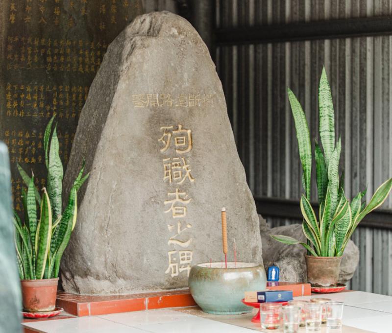 「橫斷道路開鑿記念碑」與「殉職者之碑」 照片提供者：花蓮縣文化局