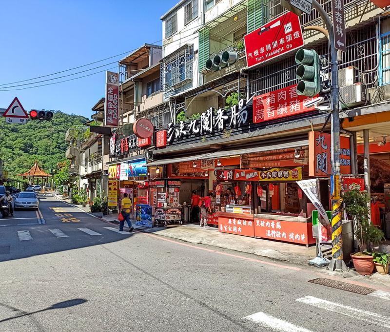 來到老街首先印入眼簾的就是以地名命名的九鬮香腸 照片提供者：朱肇維