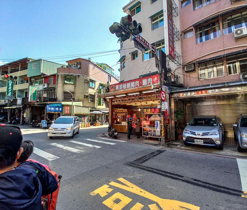 如今老街街口香腸攤林立形成特殊的香腸一條街 照片提供者：朱肇維