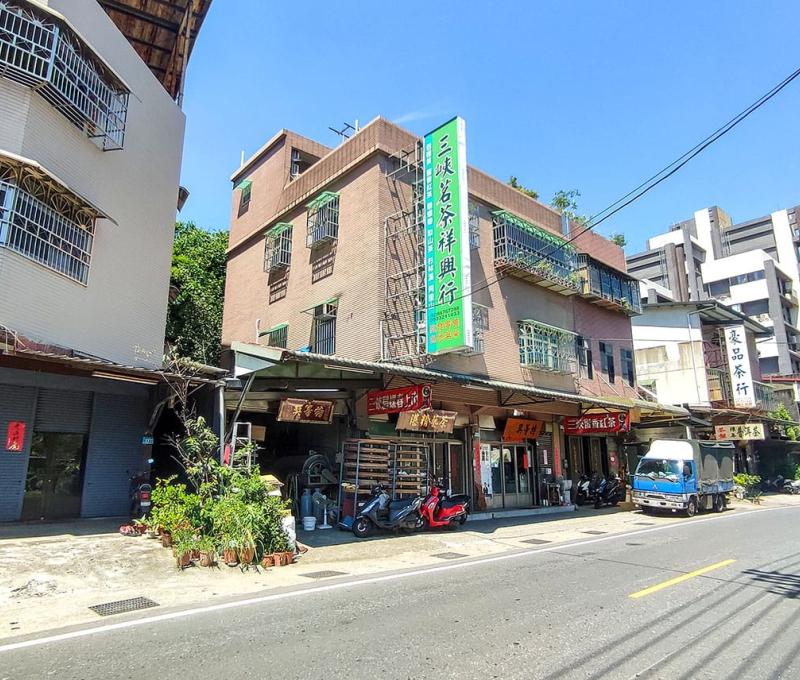 來到溪東路上就可以看見三峽茗茶祥興行的店面。照片拍攝者：三峽學教師社群 / 拍攝日期：2022/07/24