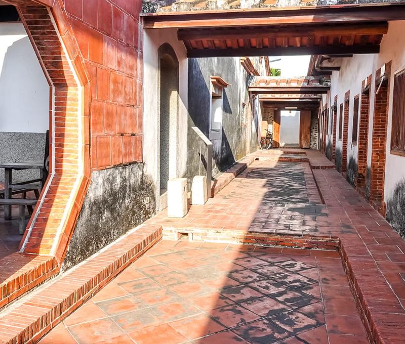 蕭家橫屋，其間夾有狹長天井 照片拍攝者：客家委員會客家文化發展中心提供 / 拍攝日期：2022