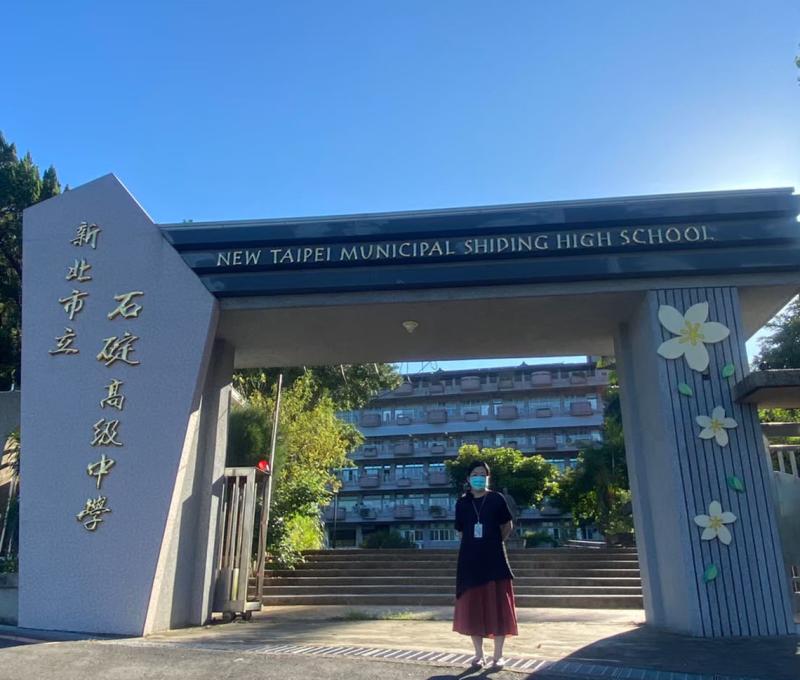 碇中建於石碇隧道上，山腳有景美溪深潭。