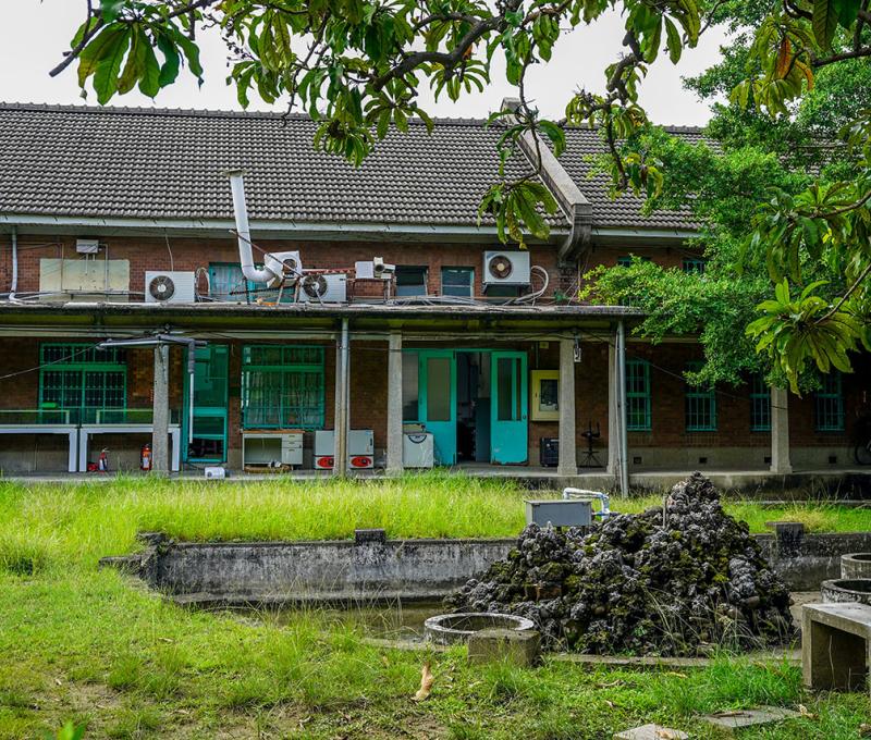 圖書課及半月形水池 照片提供者：踏溯臺南辦公室