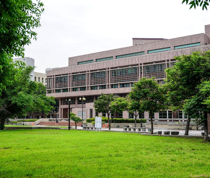圖書館及前面草地 照片提供者：踏溯臺南辦公室