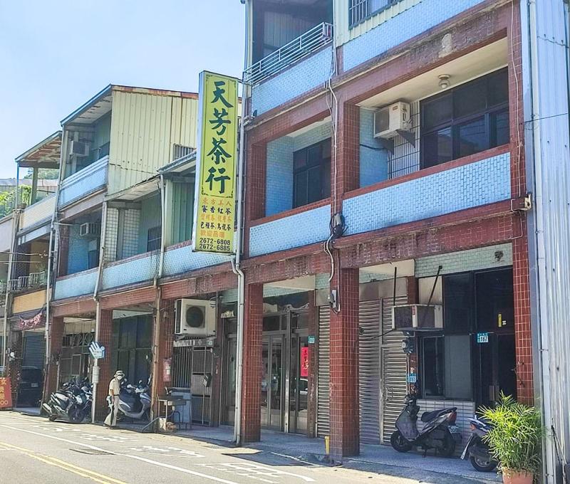 成福路上就可以看見百年老店的天芳茶行店面。照片拍攝者：三峽學教師社群 / 拍攝日期：2022/07/24