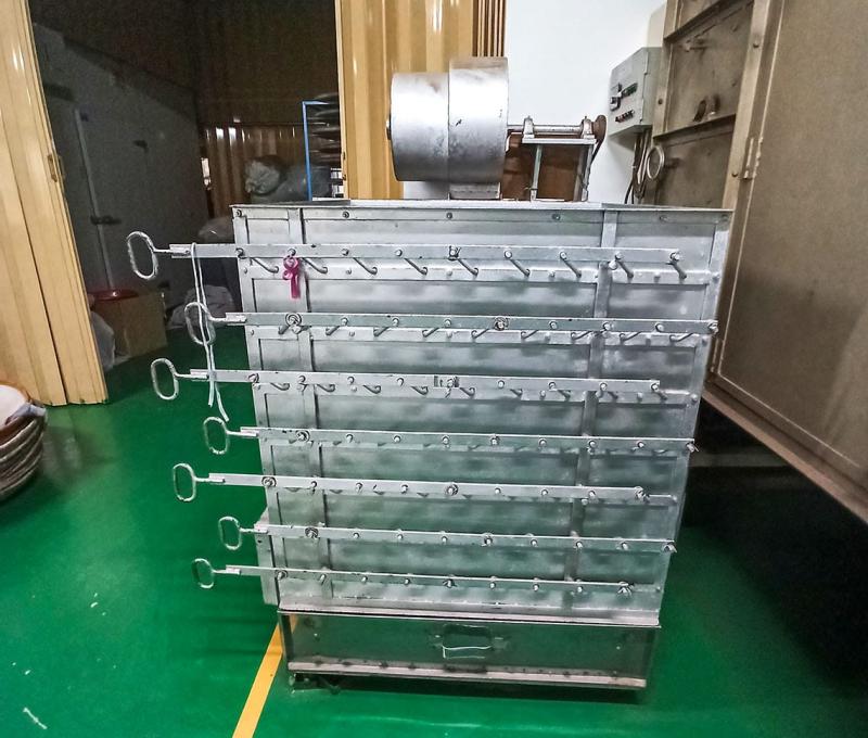 製茶廠的乙種乾燥機一層一層將茶葉往下攤平進行烘乾。照片拍攝者：三峽學教師社群 / 拍攝日期：2022/07/24