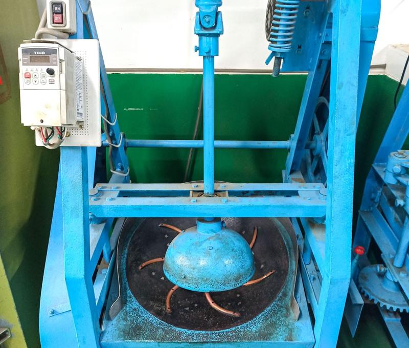 製茶廠的望月型揉捻機還加入上老闆製茶的小撇步。照片拍攝者：三峽學教師社群 / 拍攝日期：2022/07/24