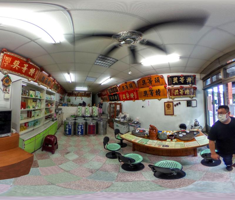 進入天芳茶行可以看到牆面上都是得獎的紀錄。照片拍攝者：三峽學教師社群 / 拍攝日期：2022/07/24