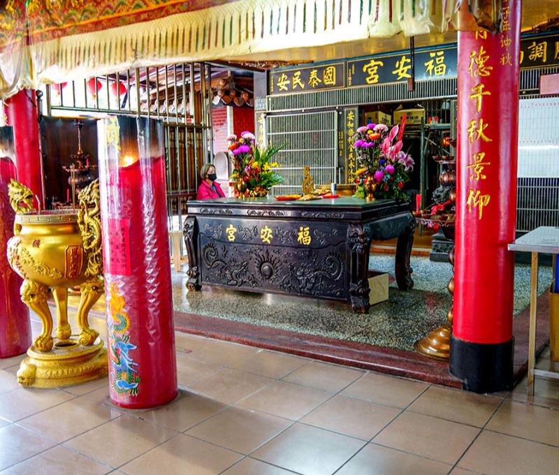 參拜流程:天公爐〈三炷香〉→土地公爐〈福德正神〉〈三炷香〉