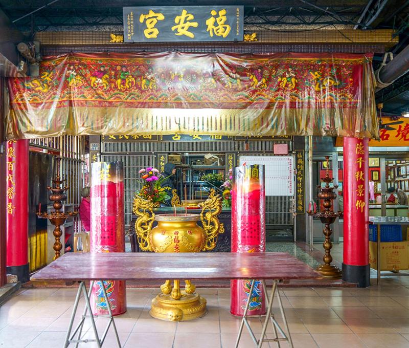 信眾還願的巨大斗燭感受廟宇的靈驗