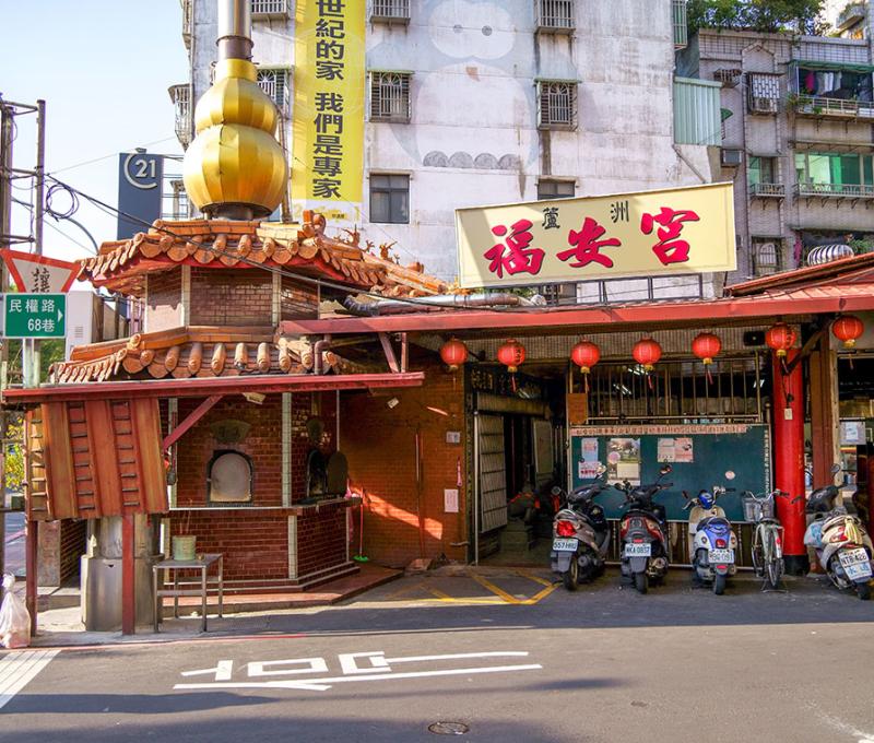 福安宮的主體結構是傳統式建築物廟宇鋼筋水泥，搭建鐵皮式遮棚型態。