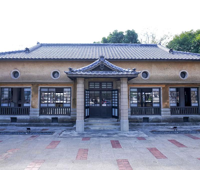 新化武德殿建於 1924 年，原本是新化瘧疾防遏事務所，後來在 1936 年時，成為大日本武德會臺南支部新化支所的演武場，供人練習柔道和劍道使用，在戰後成為警察眷屬宿舍，一直到 2006 年登錄為歷史建築後，才經過整修成為新化居民的公共空間。 照片提供者：踏溯臺南辦公室