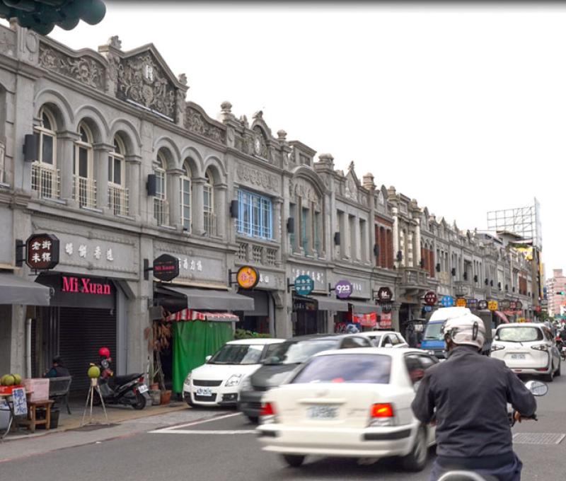 1920 年，臺南州新化郡役所設置後，進行「市區改正」工程。1921 年，布商林茂己請來匠師「躼跤壽仔」興建洋樓，引來鄰近商家效仿改建。 1995 年，新化鎮公所規畫都市改造計畫，成大建築王明蘅教授發起老街保存，為地方民眾推動區域文化資產保存的重要案例。 照片提供者：踏溯臺南辦公室