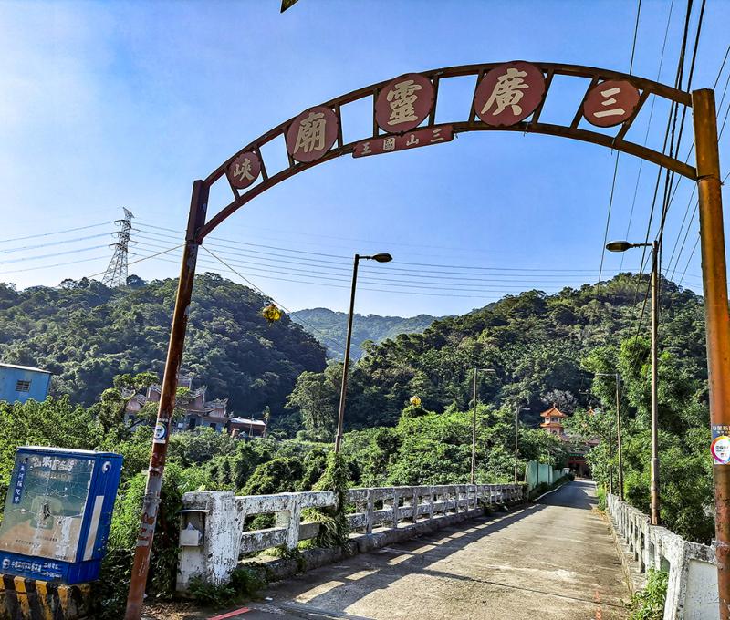 廣靈廟門牌。照片拍攝者：張銓津 / 拍攝日期：2022/08/13