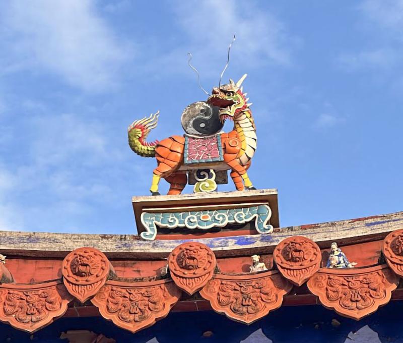 清水岩主祀佛教的三寶佛、觀世音菩薩及地藏王菩薩，但主建物上則是有著明顯的道教八卦圖記 照片提供者：胡其瑞／拍攝日期：2023/12/30