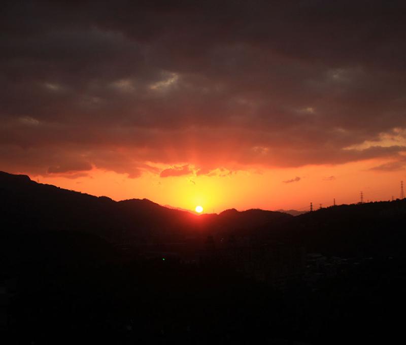 碇中遠眺台北盆地，因地勢較高，也是觀看落日夕照的絕佳之所