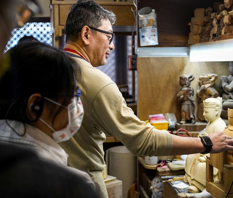 「粧佛」指製作及粧點神佛的綜合工藝，於1923年創立，至今已傳承五代的西佛國保留著泉州派粧佛工序，兼善木雕、泥塑以及神像修復，作品數量眾多，分布於全臺各大廟宇。第四代傳人蔡天民於2012年獲臺南市政府登錄為傳統藝術粧佛工藝技藝保存者。 照片提供者：踏溯臺南辦公室