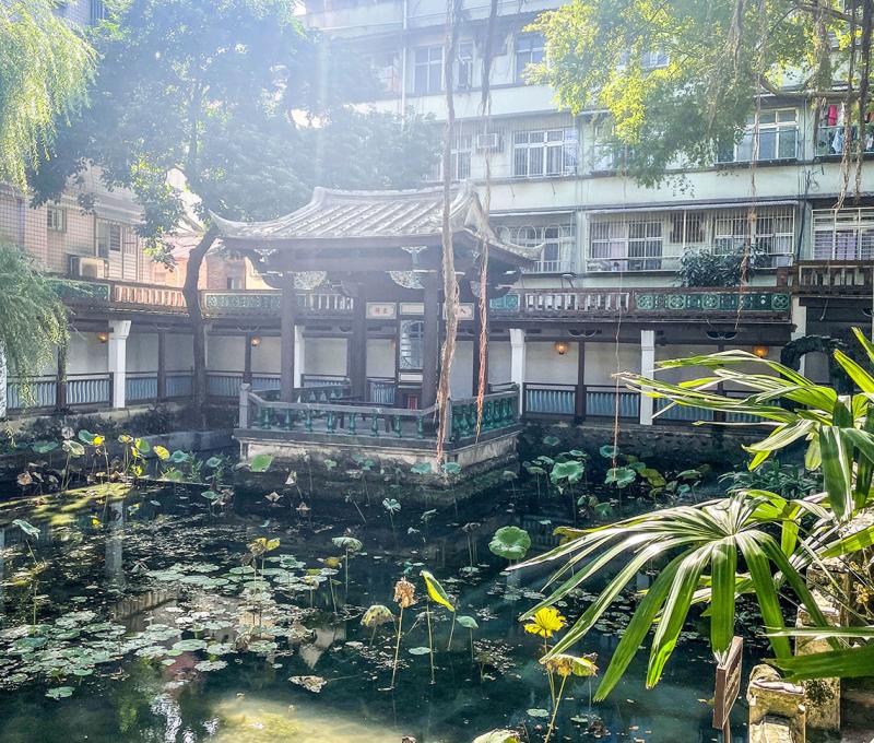 方鑑齋對岸的戲台