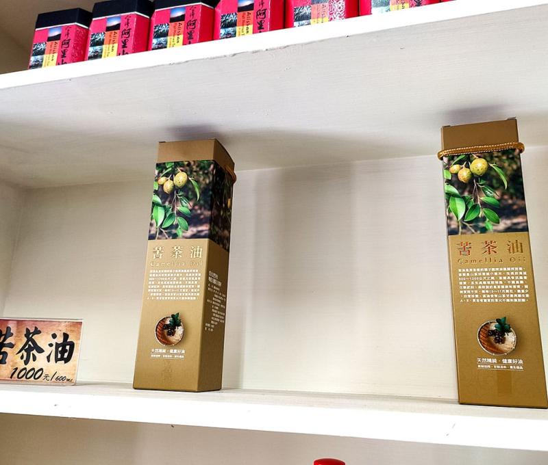 茶行著名的產品就是茶油與苦茶油，許多遊客都會慕名前來購買。照片拍攝者：三峽學教師社群 / 拍攝日期：2022/07/24
