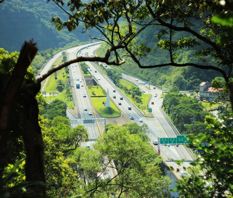 碇中在學校的後山可以清楚看到國道五，後山更有專業童軍露營區