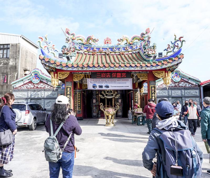 位於三崁店聚落的中心位置，為該聚落居民的信仰中心。主祀保生大帝，大正 9 年(1920)由當地士紳倡發起捐金建立公厝。村長曾國賢及士紳陳老福等倡議組織保靈宮興建委員會，於 1967 年開工興建，並附建村中山堂(活動中心)，現今廟貌為 2019 年重修。 照片提供者：踏溯臺南辦公室