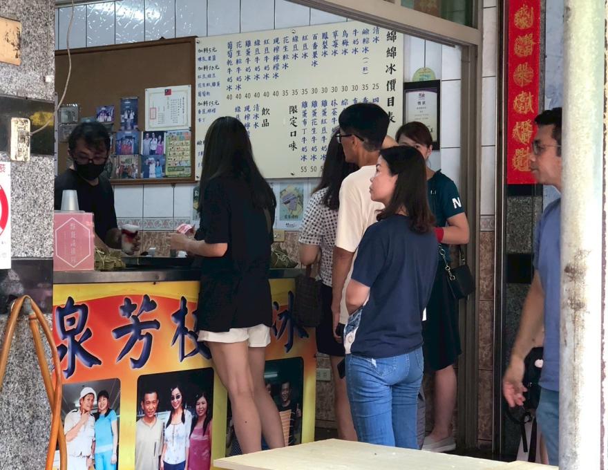 排隊購買人潮照片提供者:彰化海洋食研基地團隊 排隊購買人潮照片提供者:彰化海洋食研基地團隊