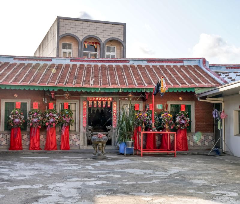 傳統民宅多數為維持當代所需的居住機能而遭到增、改建，無論鋼筋混凝土材料的運用，抑或是紅磚牆、紅瓦屋頂、屋脊等仍然顯眼地標示出居住生活的歷史脈絡，是認識一個聚落的重要途徑。 照片提供者：踏溯臺南辦公室