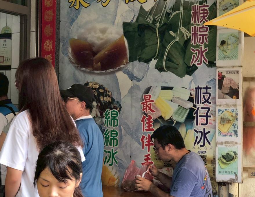 坐在店外座位品嘗的客人照片提供者:彰化海洋食研基地團隊 坐在店外座位品嘗的客人照片提供者:彰化海洋食研基地團隊