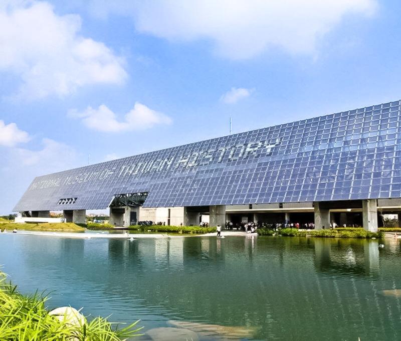 位於安南區，與三崁店聚落以鹽水溪相隔。是以「世界中的臺灣」為視野，以新地方學為基底，透過臺灣文物保存與近用、歷史議題對話與國際合作、及知識平權共筆，闡明多元文化價值，做為促進臺灣文化認同及面對當代社會議題的國家級歷史博物館。 照片提供者：踏溯臺南辦公室