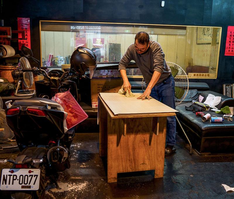 手工製墨大師也是裱褙大師