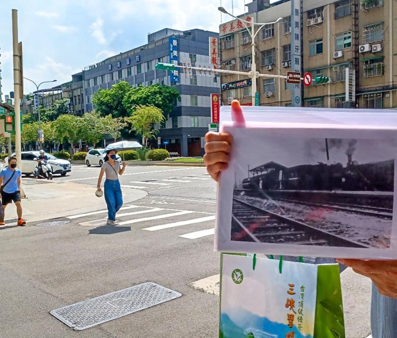 萬新鐵路景美站古今對照。照片拍攝者：黃君琪 / 拍攝日期：2022/08/27