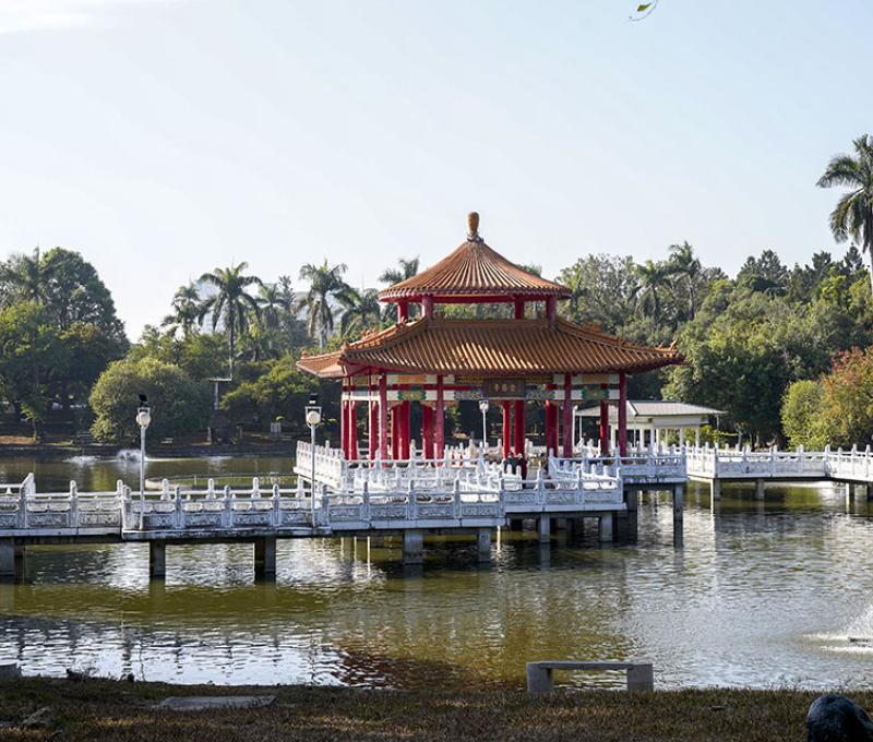 燕潭為臺南公園園區內重要景點之一，潭名由來有二，第一，相傳因潭的形狀像似燕子；其二，常有燕子飛翔在潭面上。1952 年，臺南市文獻會將此地列入臺南十二勝蹟之一，題「燕潭曉月」之美稱。 照片提供者：踏溯臺南辦公室陳志昌