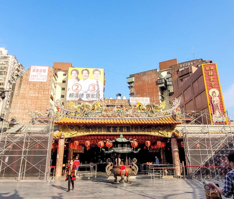 寺院後方皆為與林家有關的建案