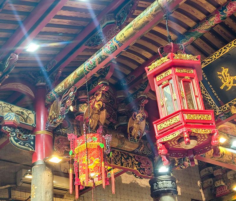 正殿屋頂兩側以金箔包住的飛天仙人木雕