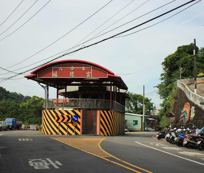 現在這座土地公廟位在馬路正中間，以前則是位於楓子林楓王旁邊
