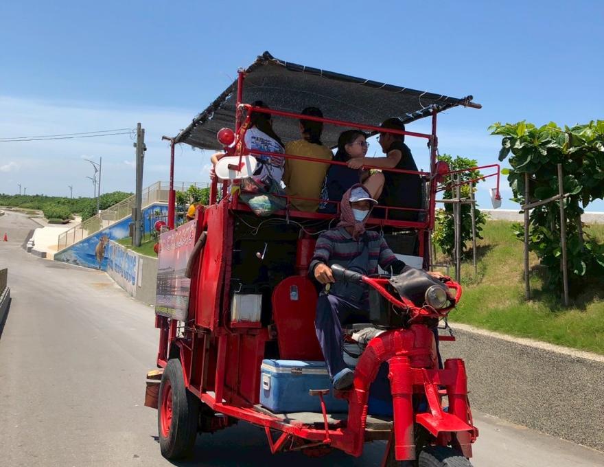 搭乘觀光三輪鐵車-1照片提供者:彰化海洋食研基地團隊 搭乘觀光三輪鐵車-1照片提供者:彰化海洋食研基地團隊