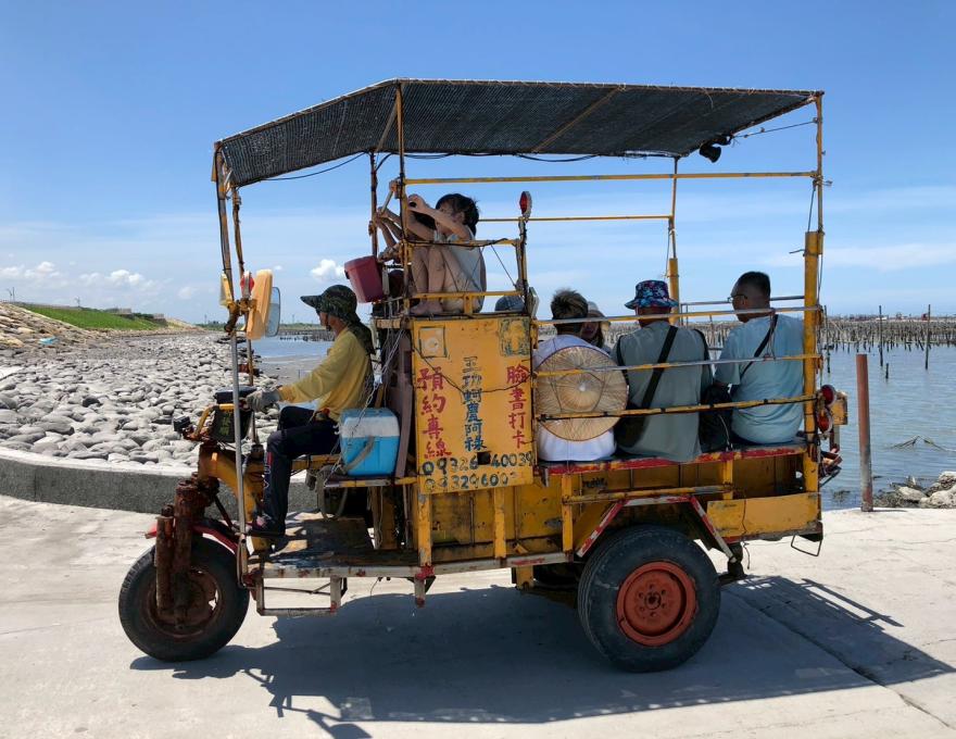 搭乘觀光三輪鐵車-2照片提供者:彰化海洋食研基地團隊 搭乘觀光三輪鐵車-2照片提供者:彰化海洋食研基地團隊