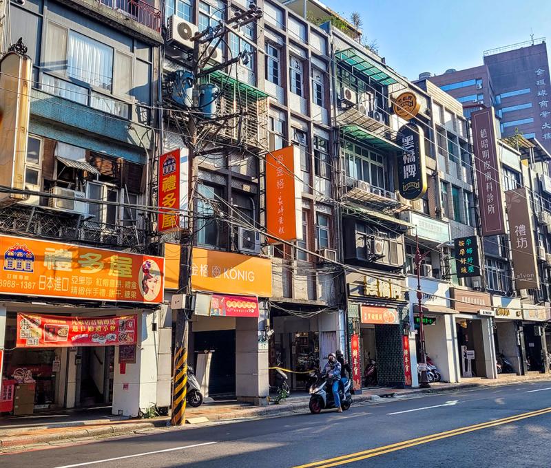 西式喜餅店林立，遠方可見婚容美白的皮膚科診所