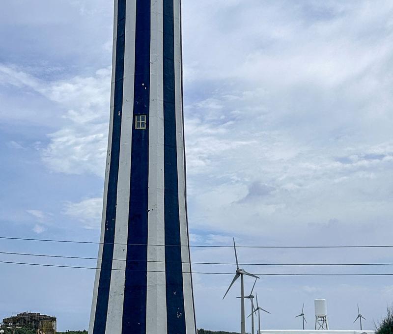 王功漁港附近有名的芳苑燈塔和離岸風力發電機 照片提供者：胡其瑞／拍攝日期：2024/06/20