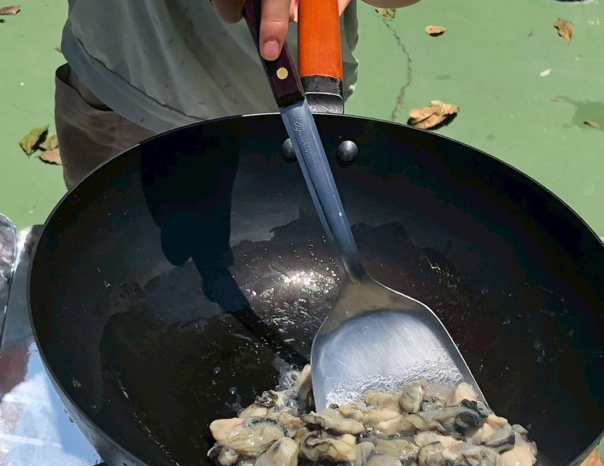 帶小朋友炒蚵仔-2照片提供者:彰化海洋食研基地團隊 帶小朋友炒蚵仔-2照片提供者:彰化海洋食研基地團隊